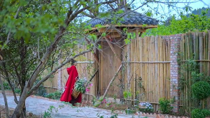 李子柒怒怼记者,比起城市的喧哗,农村的神秘小院更让人向往