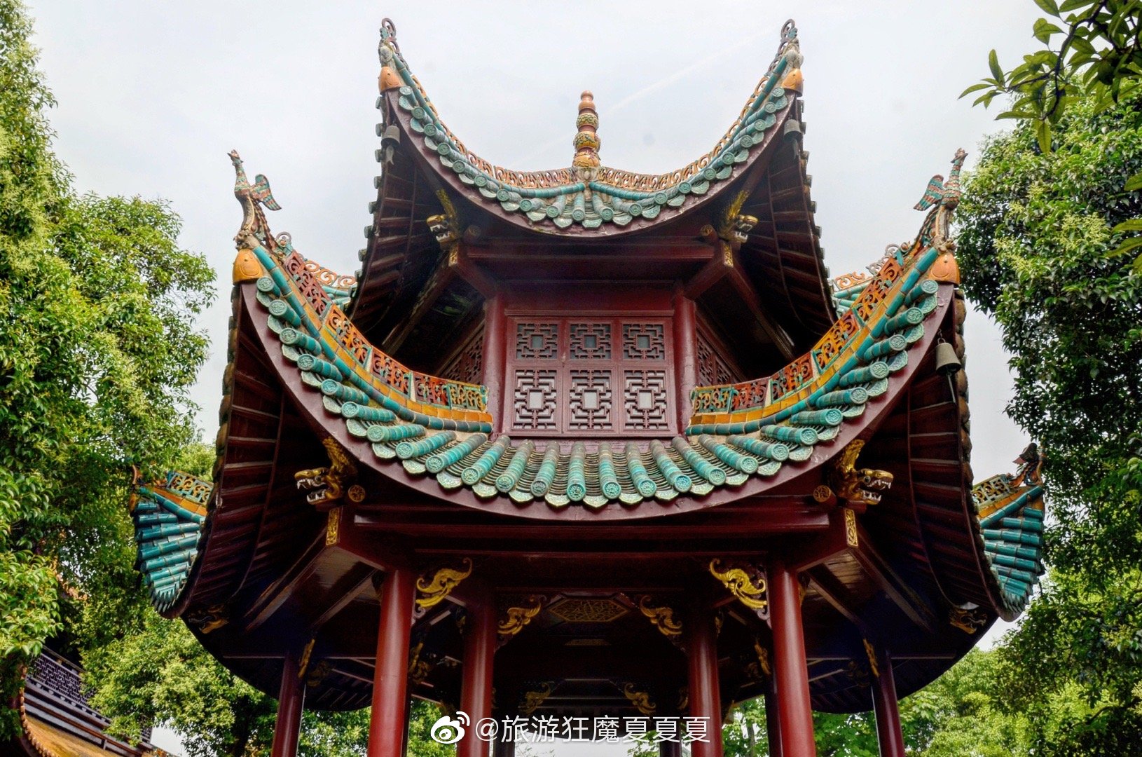 其中只有一座楼阁至今保持着旧貌,以其独具特色的盔顶结构,体现着古代