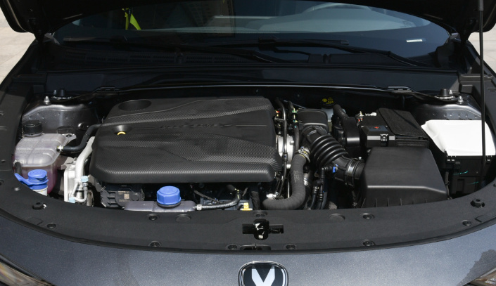 奇瑞艾瑞泽8对比长安UNI-V谁实用性更高？