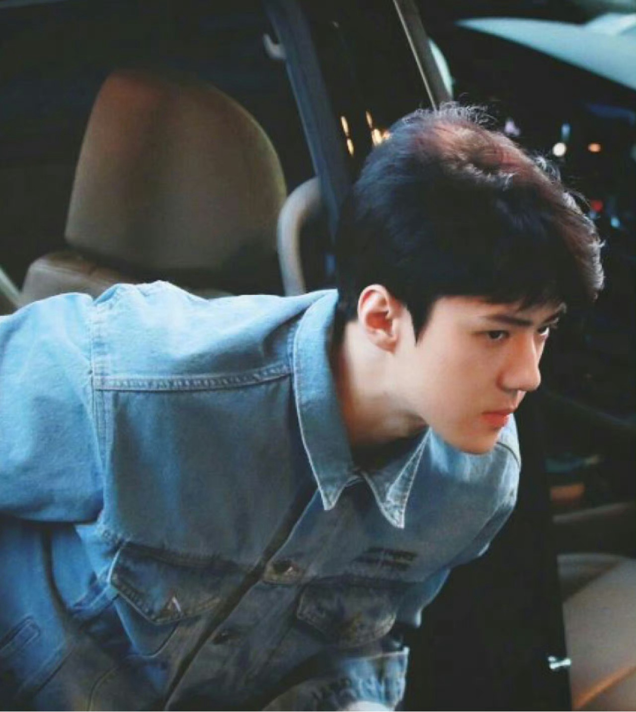 吴世勋侧颜__财经头条