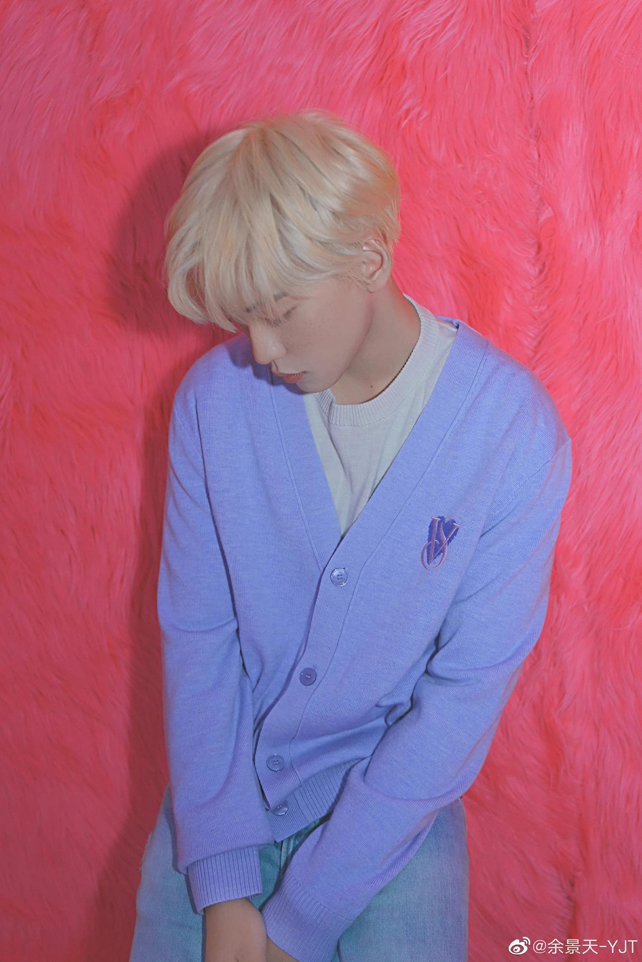 余景天晒三宫格随拍 金发造型 粉蓝色系随拍,好温柔|三宫|粉蓝色|金发