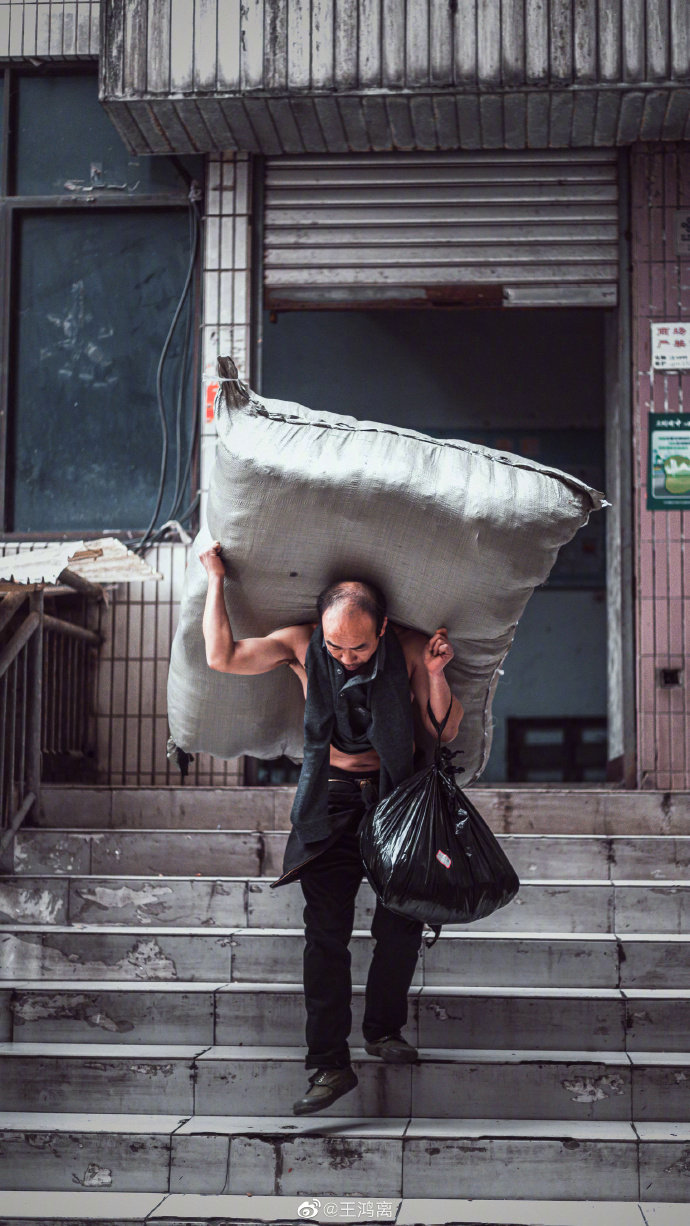 每个人都很忙碌每个人都在努力生活着