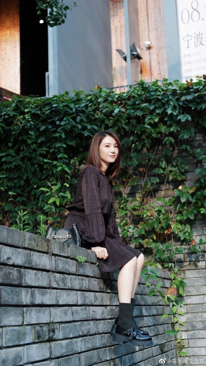 高圆圆穿小黑裙戴眼镜对镜微笑甜美随性