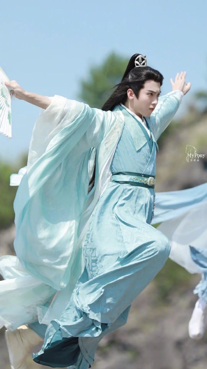 马闻远这套青色的戏服直接让我想起他的曹蔚宁