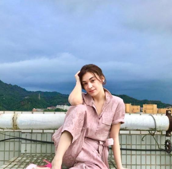 张榕容工装连身装,简约有型,粉嫩穿搭好减龄