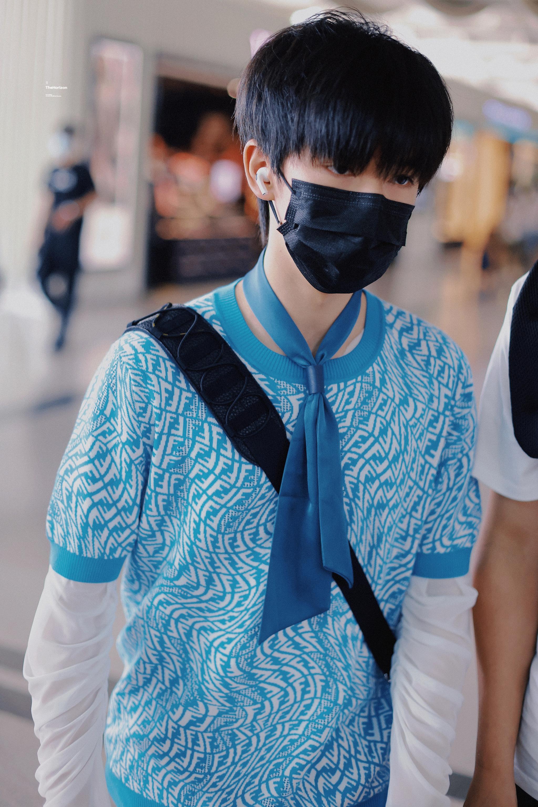 贺峻霖机场出发饭拍