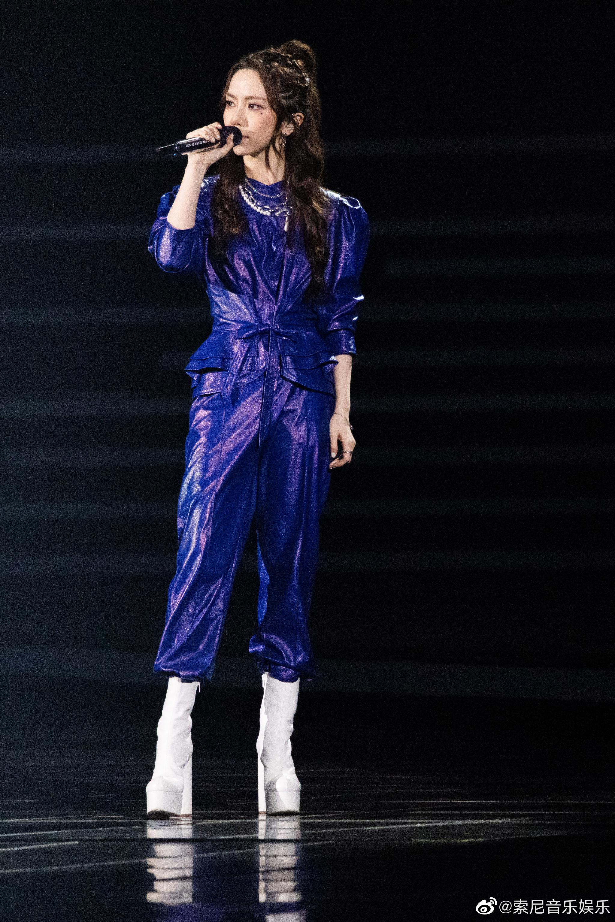 昨晚,@gem邓紫棋 在2022浙江卫视跨年演唱会的舞台上……__财经王条