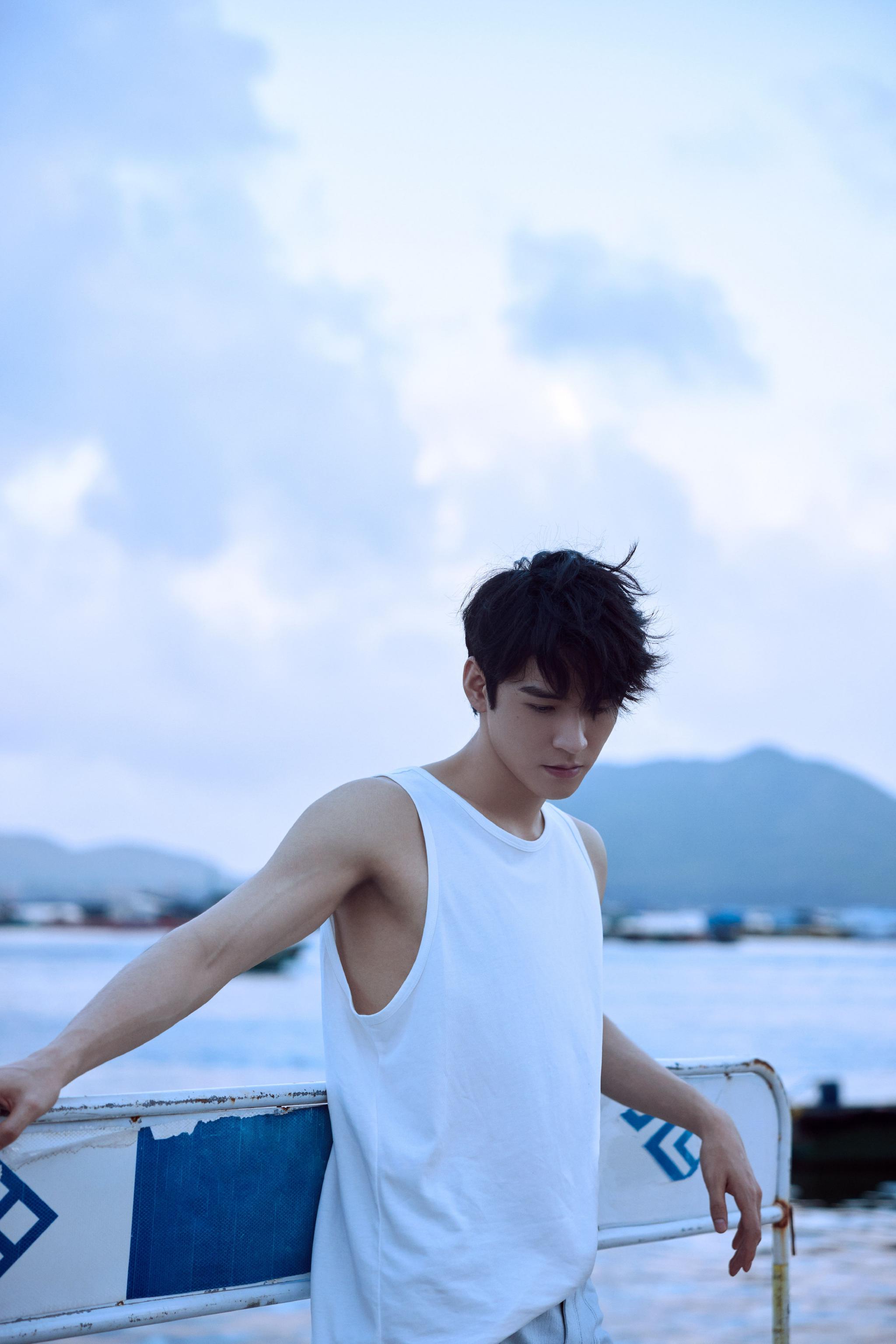 龚俊微博晒出九宫格海边随拍他身着简单的蓝白搭配