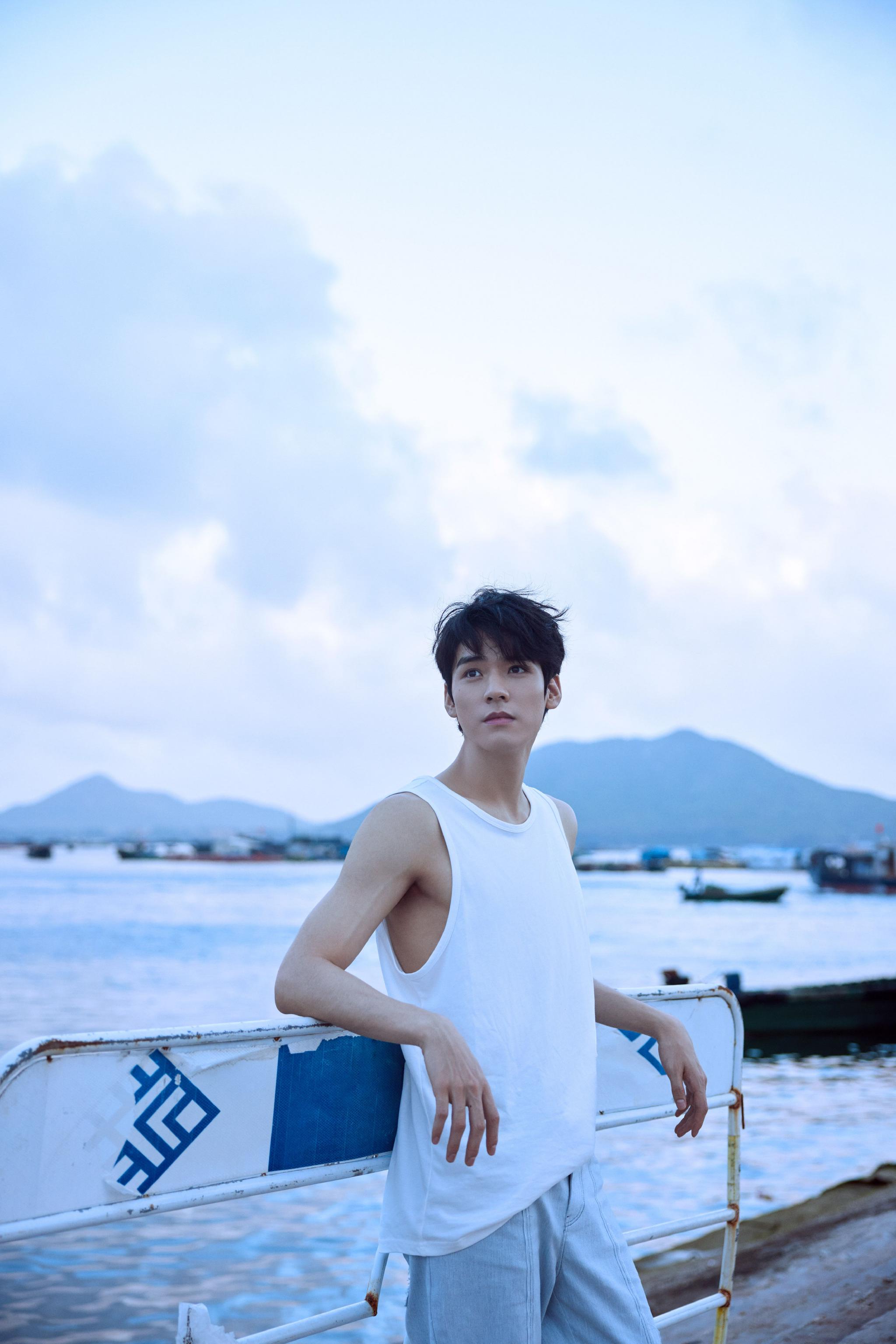 龚俊微博晒出九宫格海边随拍他身着简单的蓝白搭配