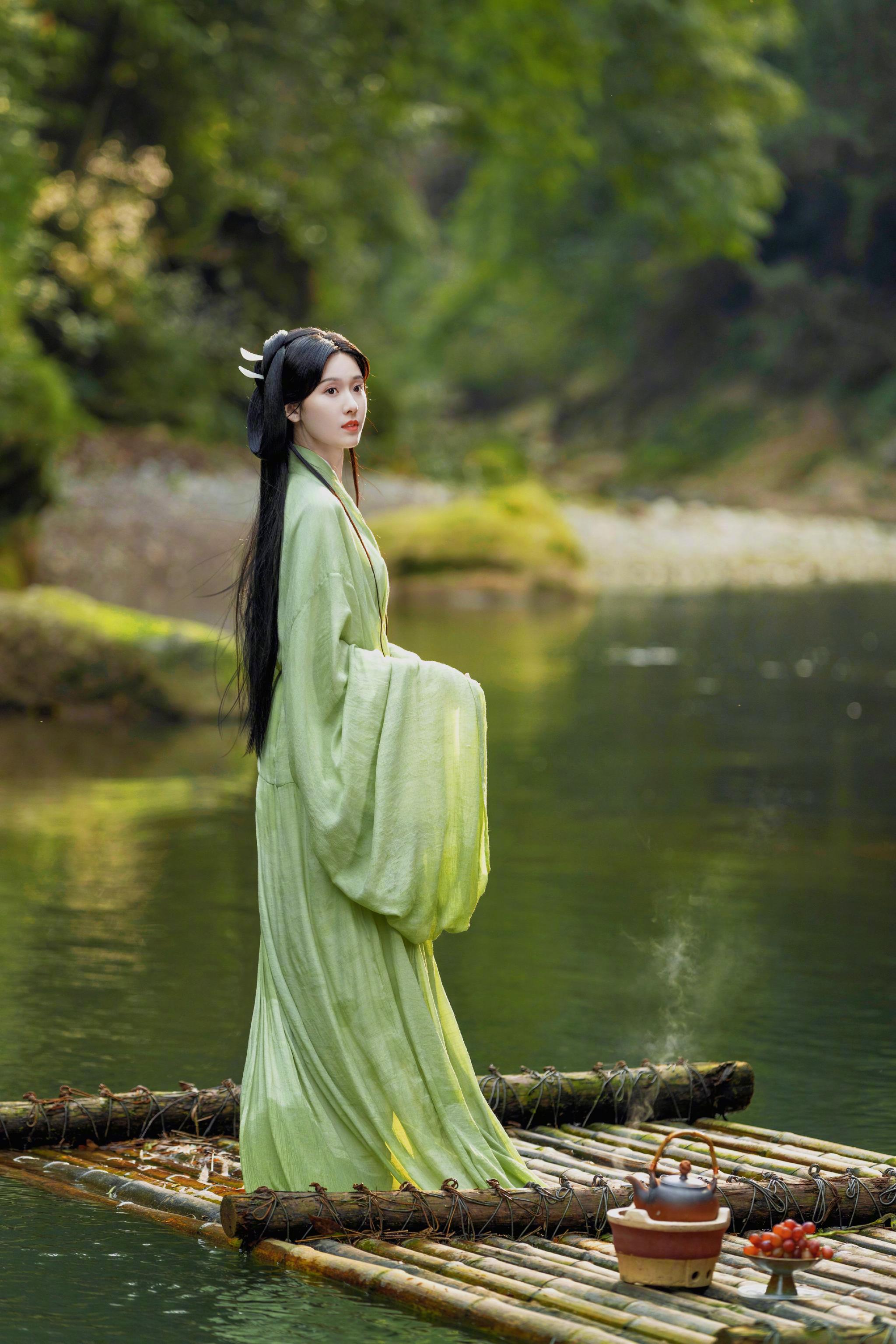 王子璇古装造型好灵,山水之间嬉戏俏皮可爱,温柔知足……__财经头条