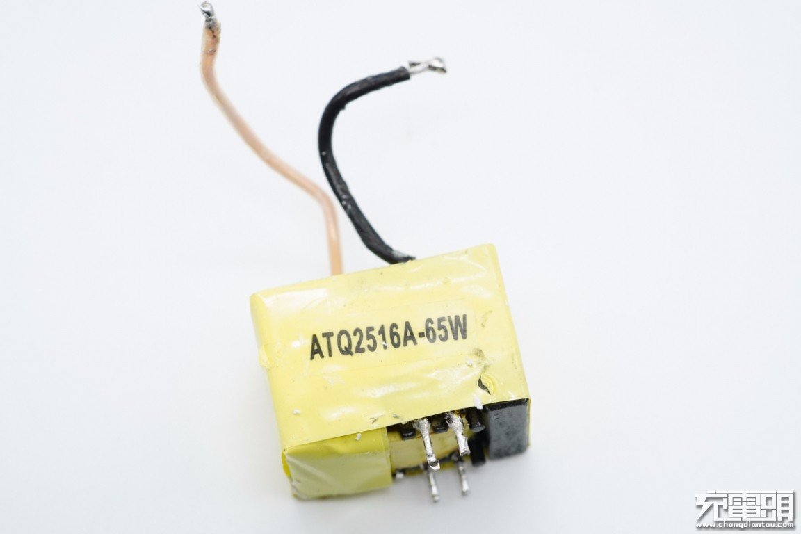 输出抗干扰蓝色y电容,其中一根引脚套有绝缘管.