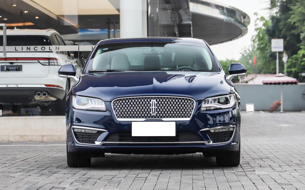 稳重的车头,绝对是林肯一直以来的特色,这也使得它更适合"出席"一些