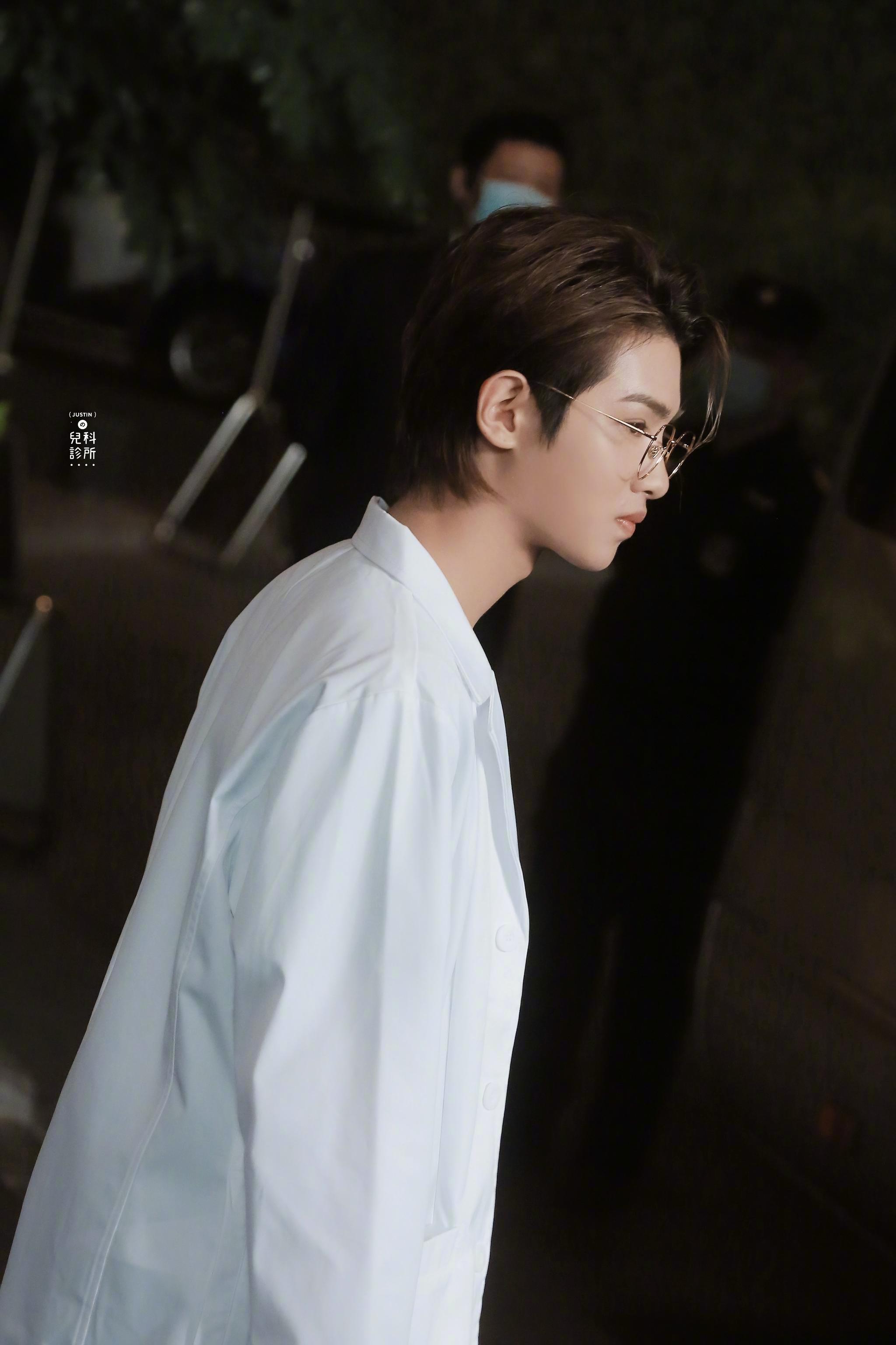 杨幂 邓伦 黄明昊密室大逃脱路透 今天都是白大褂医生造型