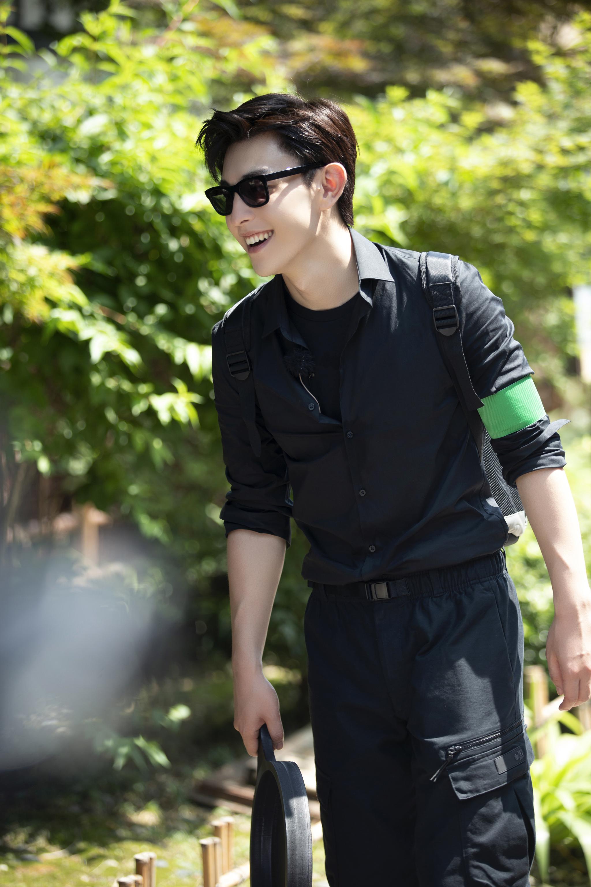 《极限挑战》@邓伦 黑衣特工造型太了