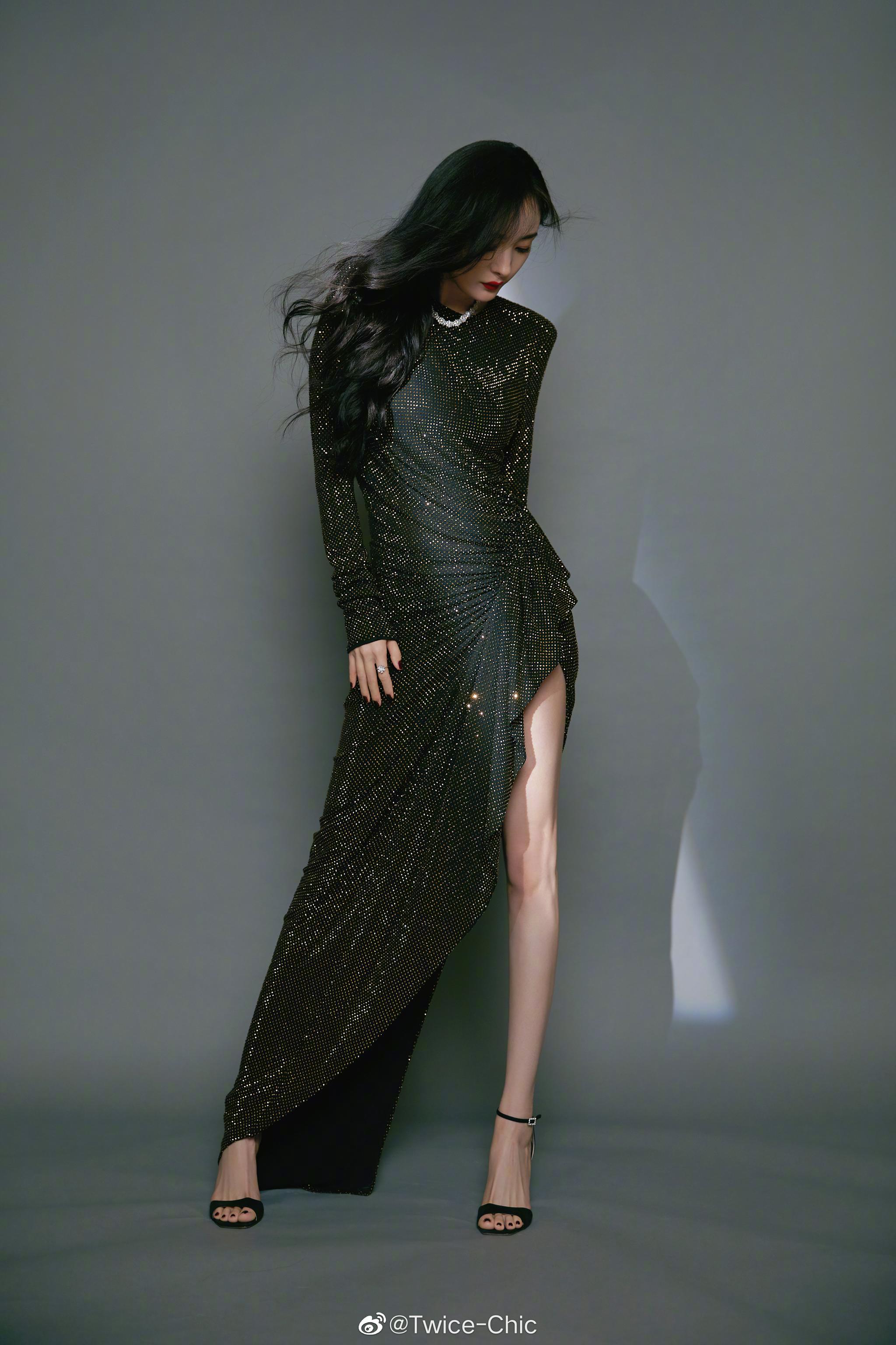 杨幂今日上海出席星光红毯造型,闪钻礼裙搭钻饰项链