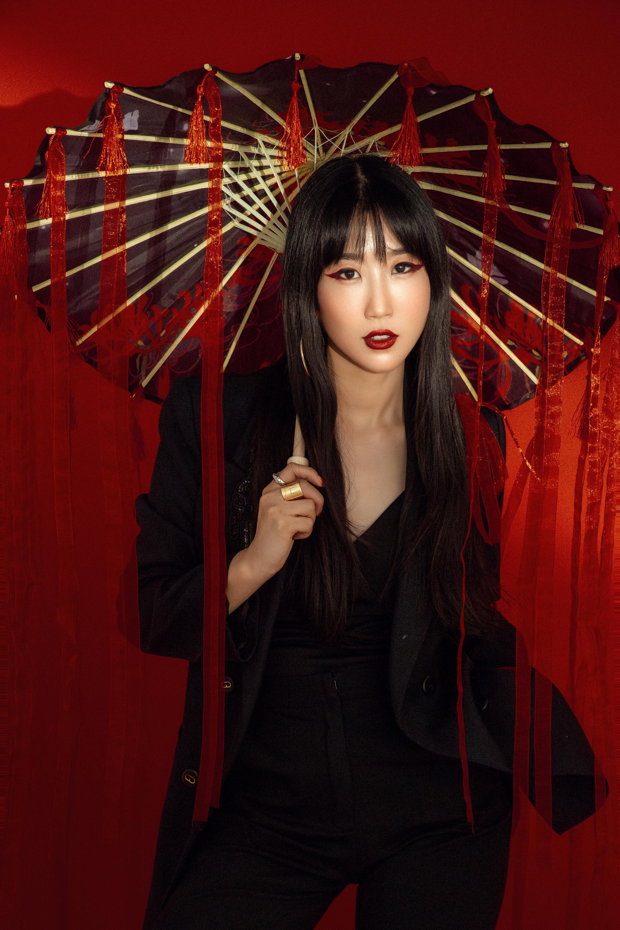 黑红就是最最经典的古装搭配,我自己也尝试过同款造型,出片率超高