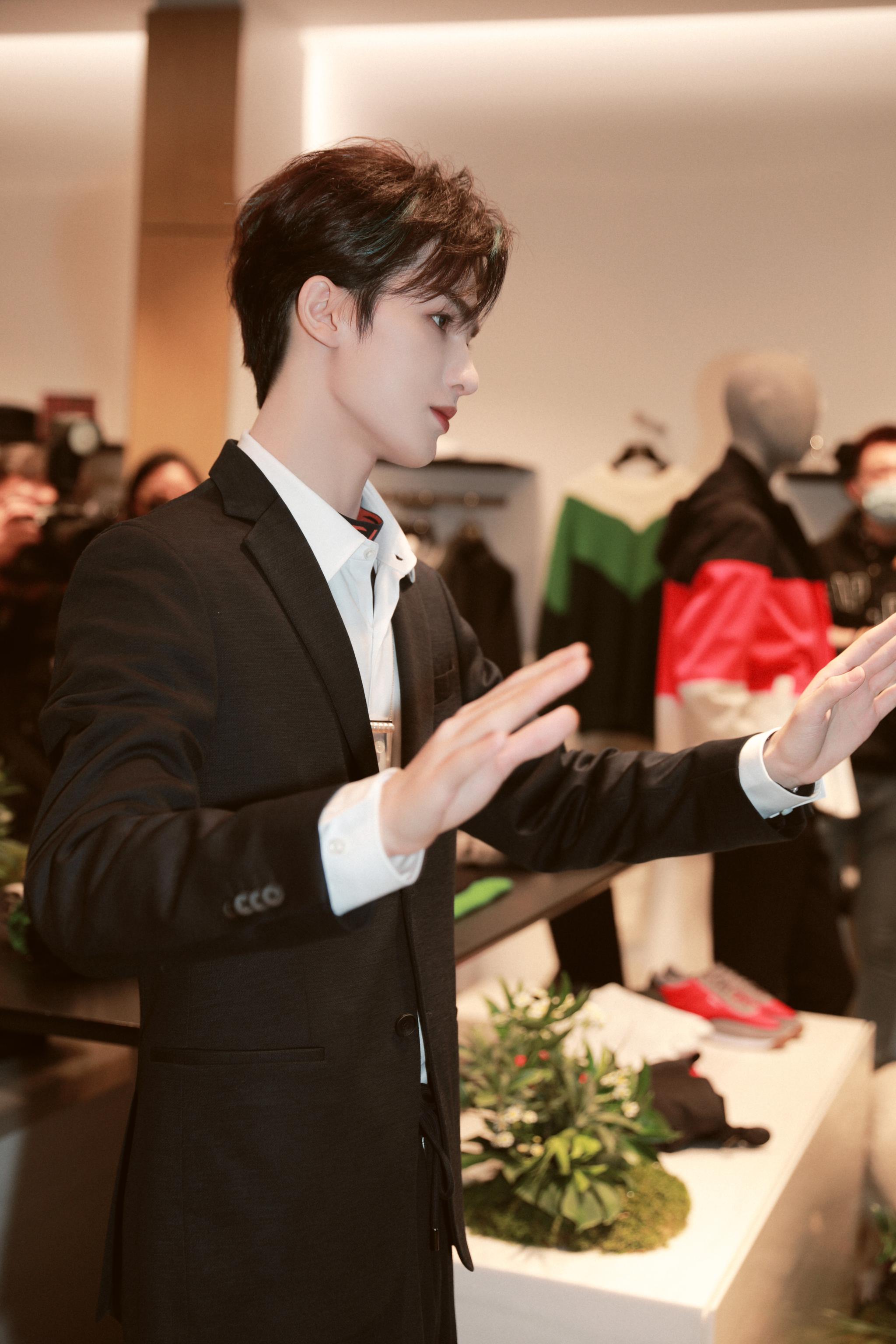 近日,@theo-朱正廷 身着boss可溯源羊毛系列西装亮相活动现场