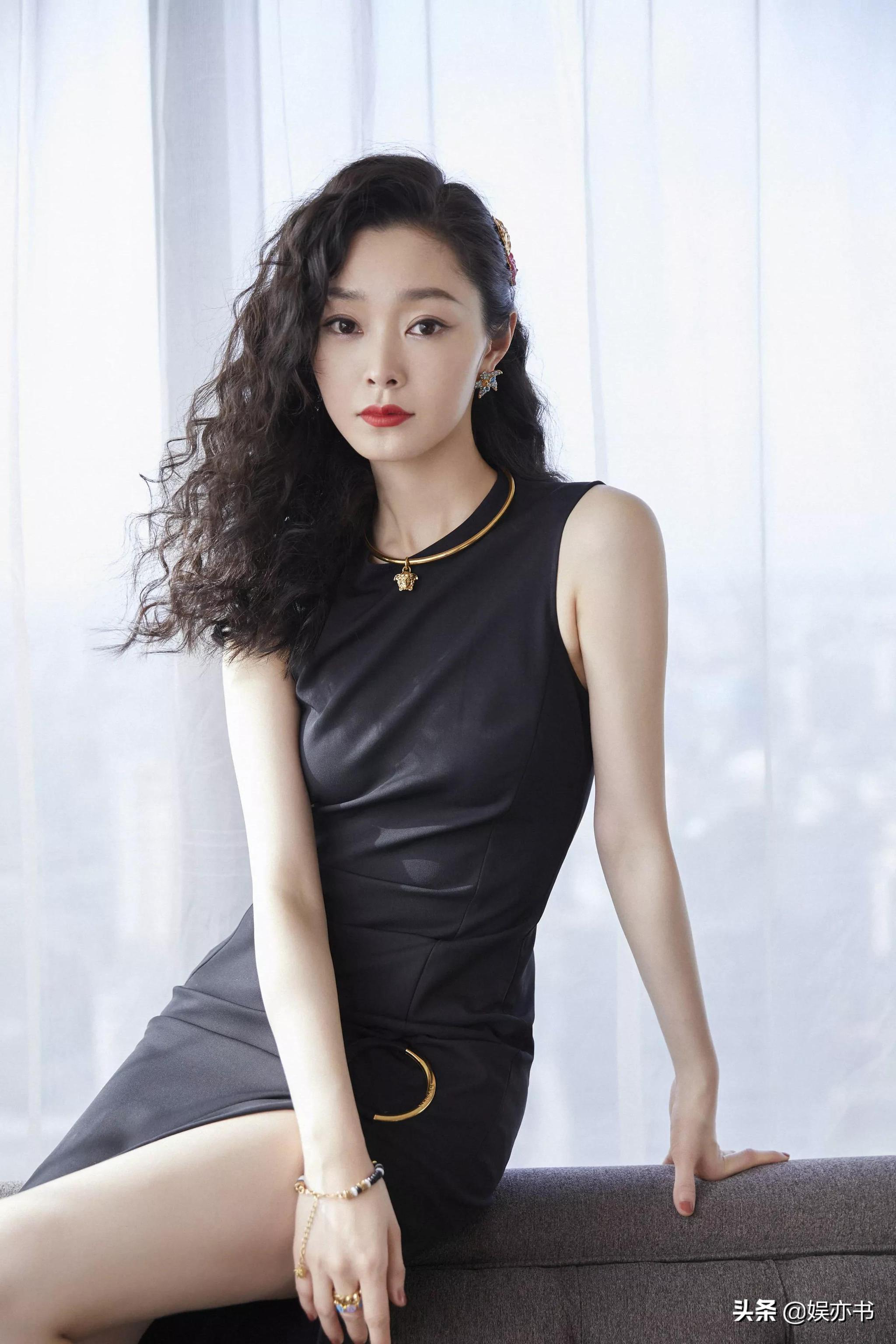 宋轶复古羊毛卷造型酷黑长裙樱粉海星裙慵懒随性酷飒洒脱