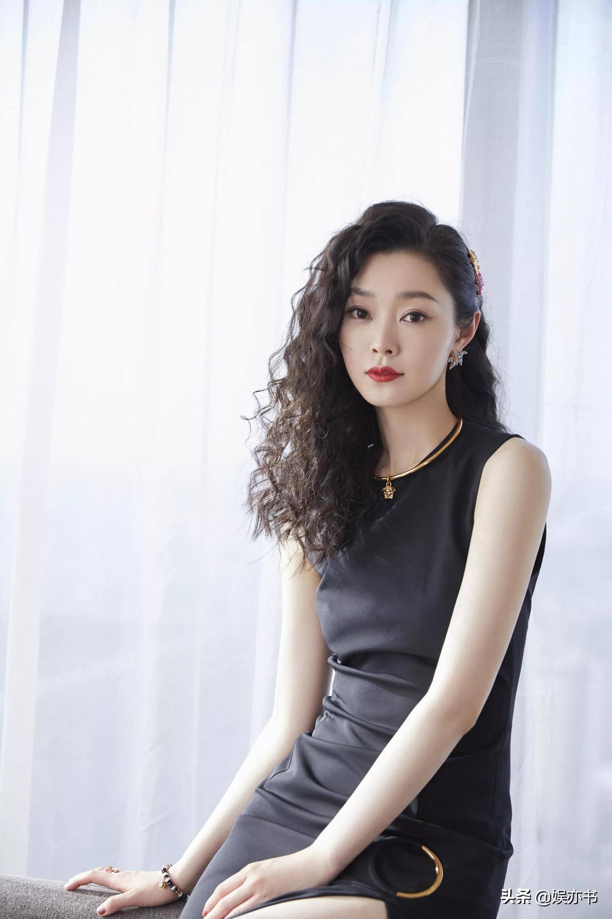 宋轶复古羊毛卷造型酷黑长裙樱粉海星裙慵懒随性酷飒洒脱