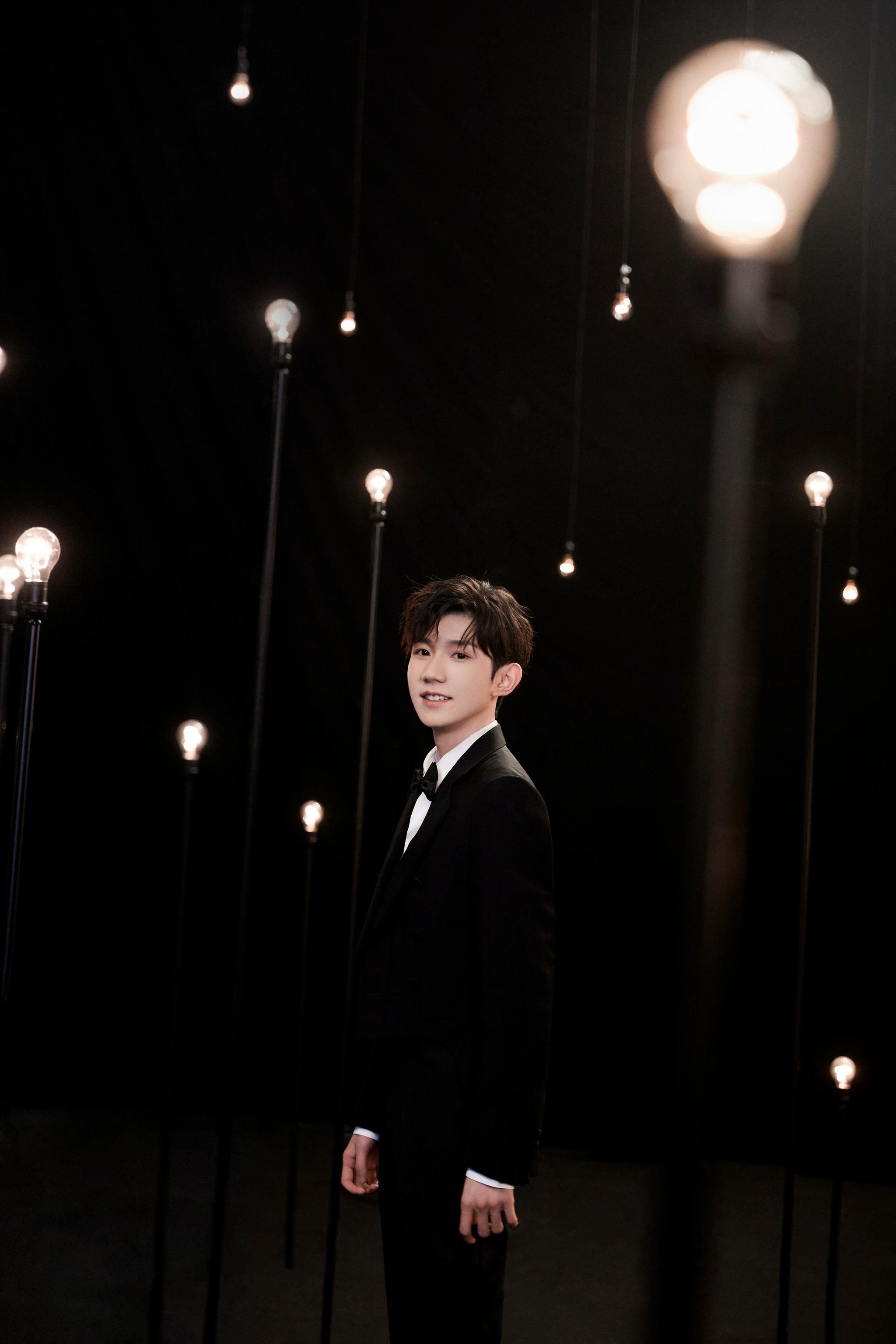 tfboys-王源 #王源穿过寒冬拥抱你mv花絮图#黑色西装77蝴蝶结领结