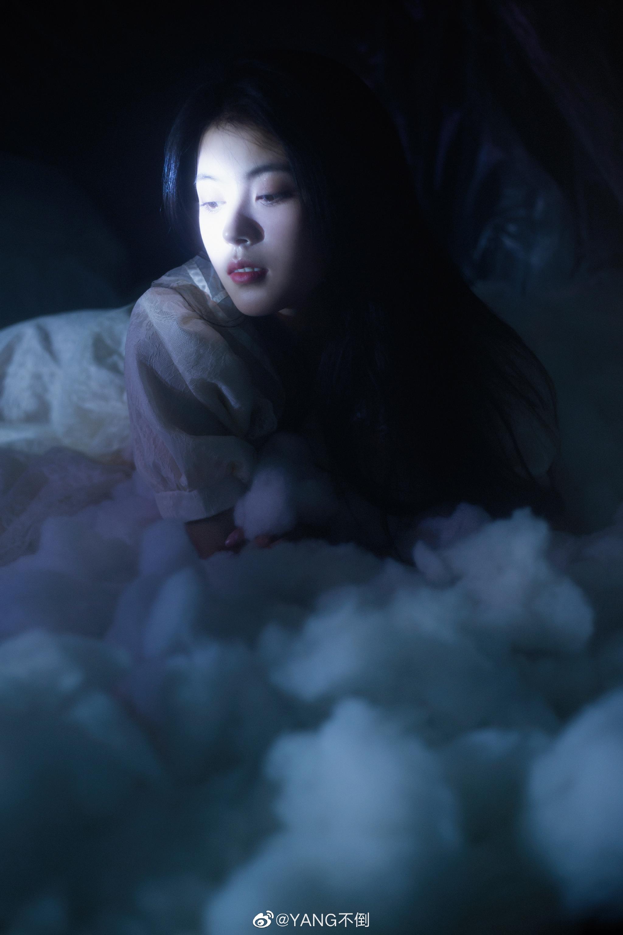 黑暗中看到蓝色的光是救赎也是深渊一枝陶然