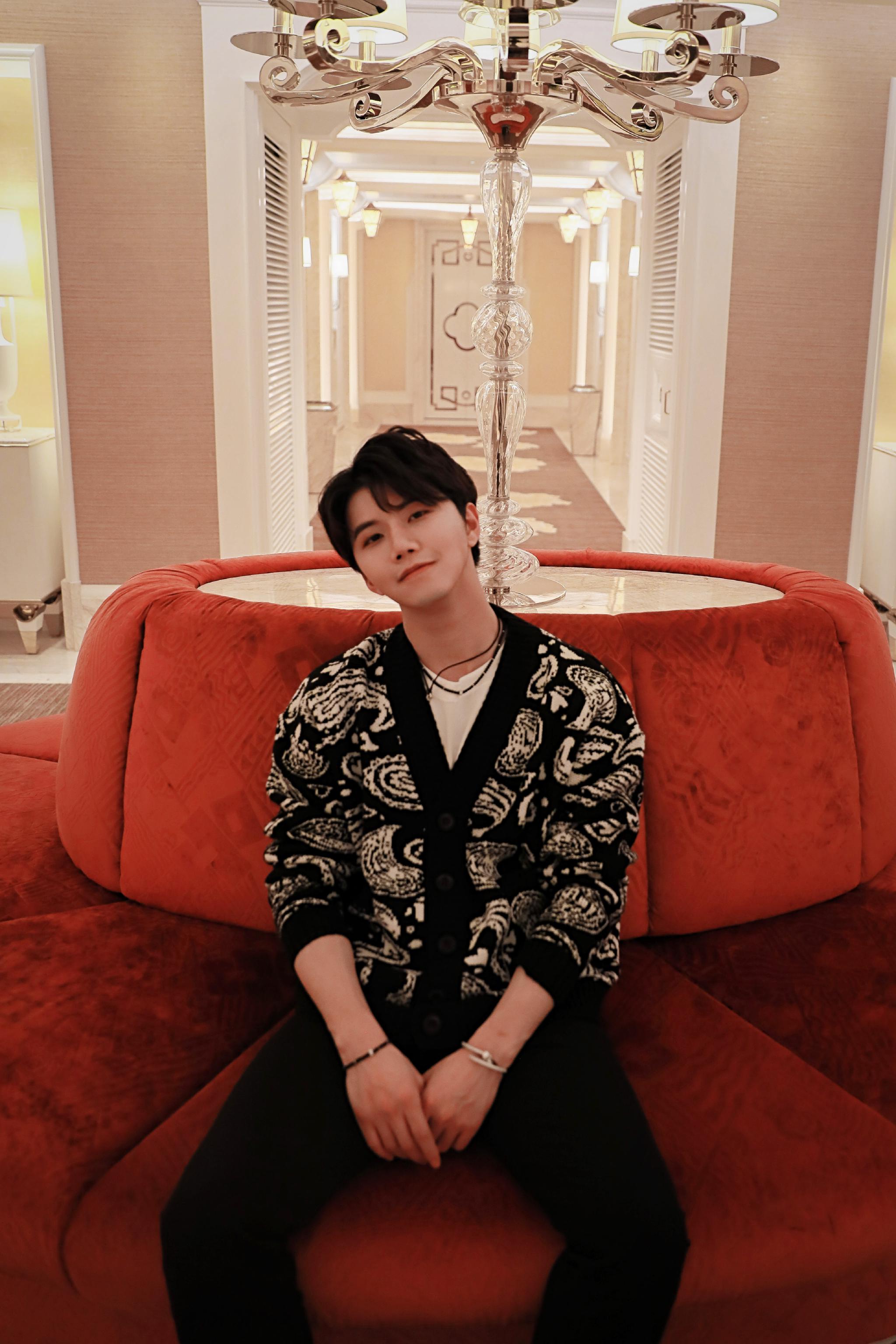 陆思恒写真大片在暖色调下