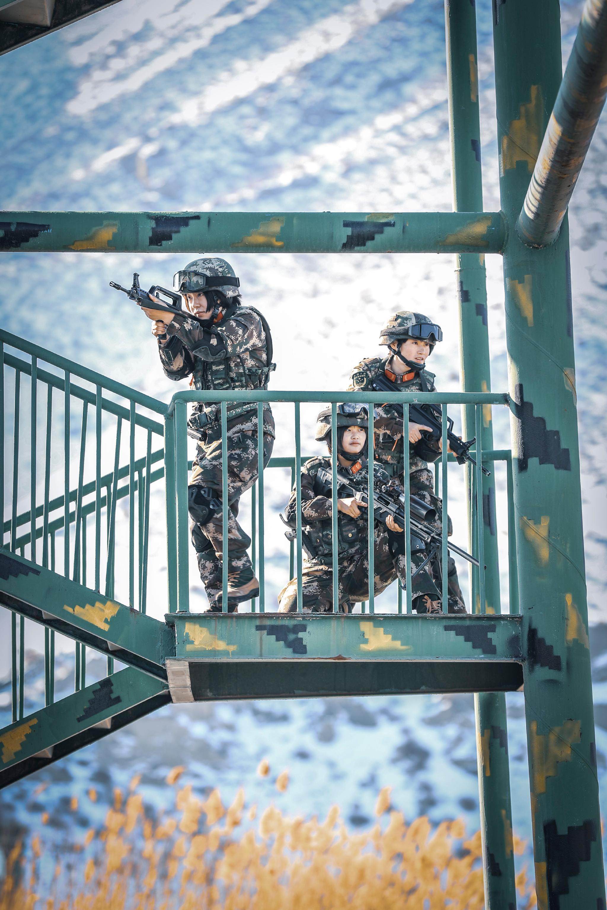 武警新疆总队机动第二支队女子特战大队……_高清图集_新浪网