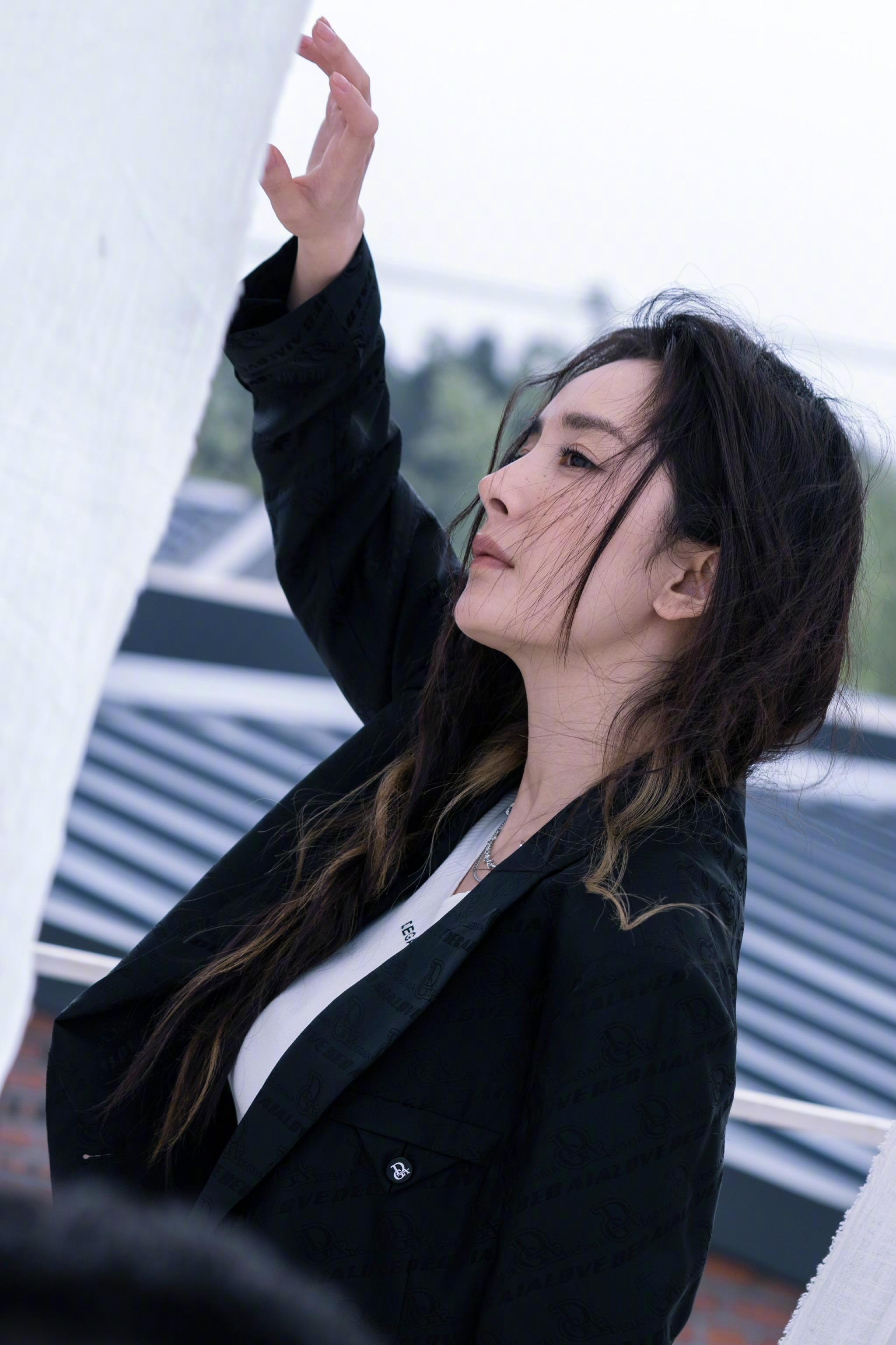 杨幂费加罗六月刊封面花絮图夏日里惬意慵懒的幂幂