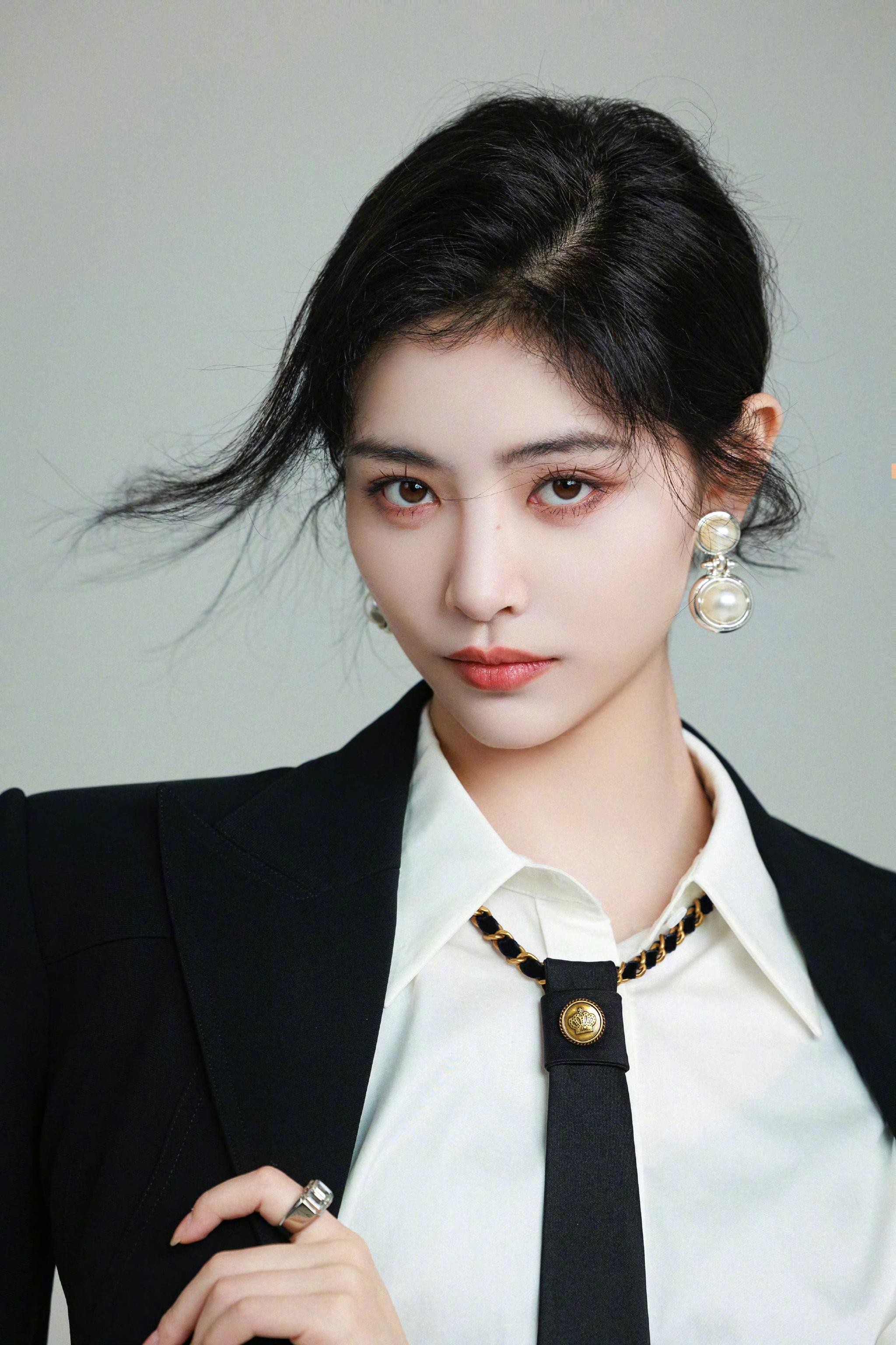 许佳琪分享工作照十八宫格,美女穿职业装好飒 姐姐好好工作……_高清