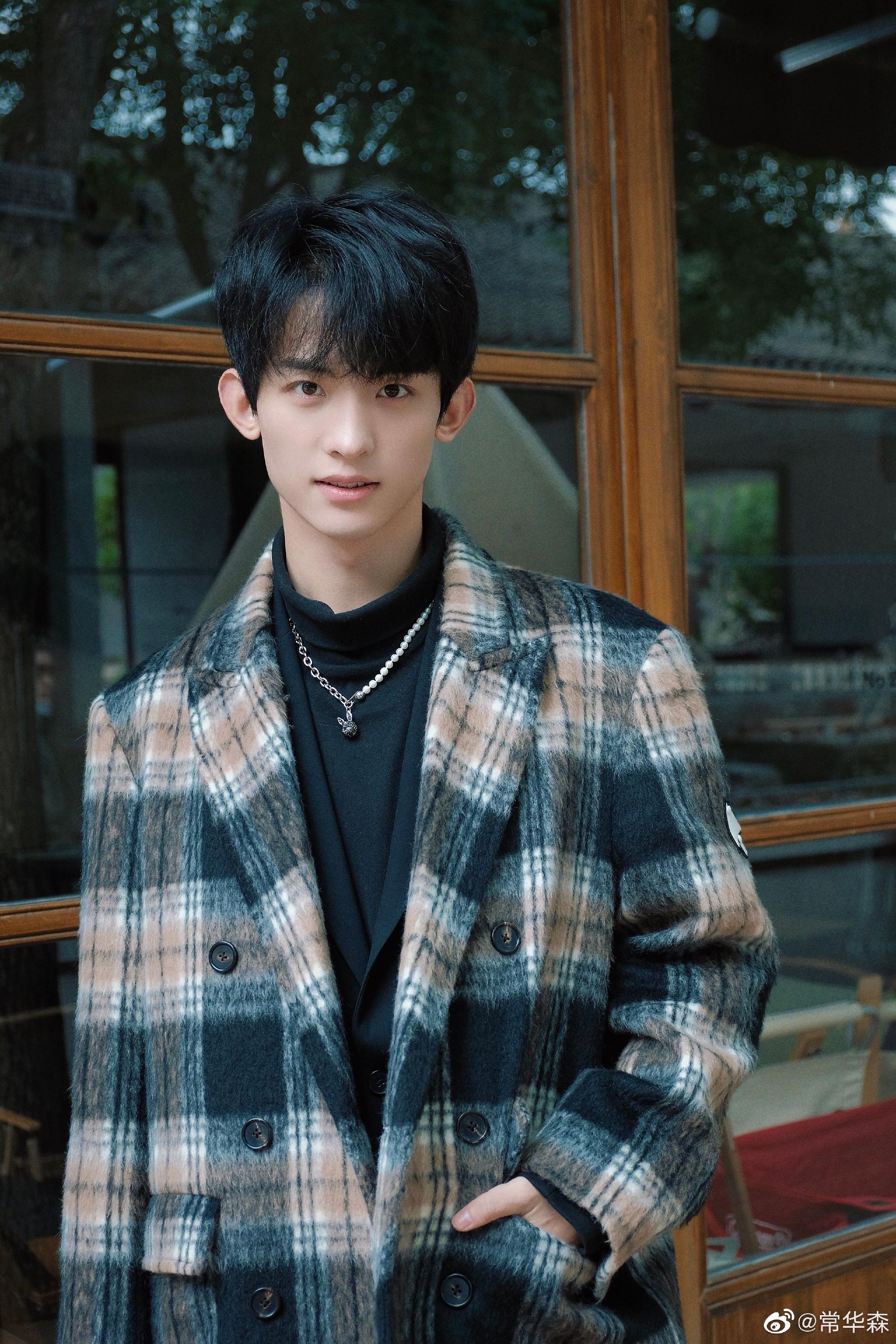 常华森格纹大衣造型随拍,格纹外套 黑色内搭……|外套|大衣_新浪新闻