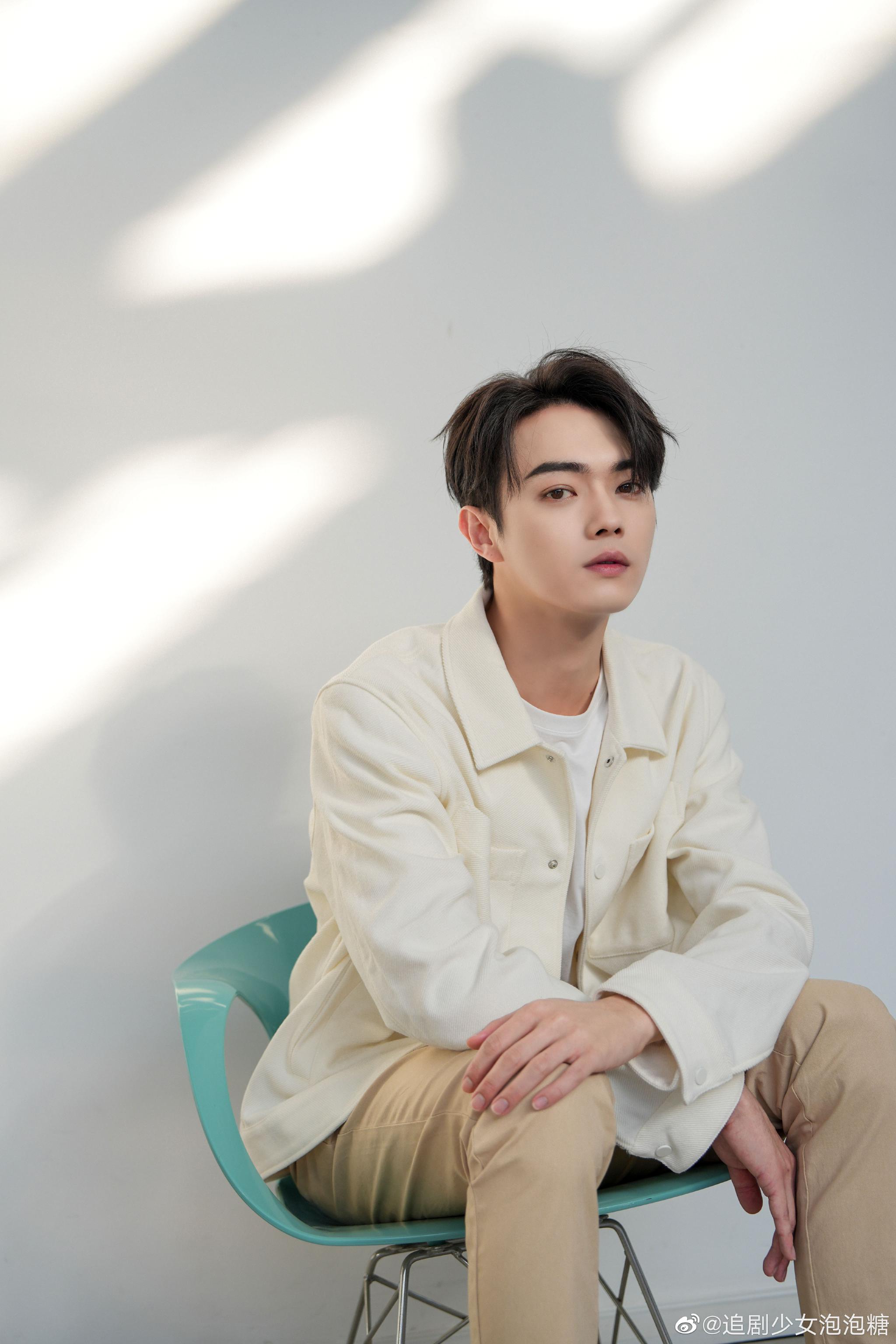 许凯工作室分享了一组新随拍,米白色外套造型干净帅气……|许凯|米