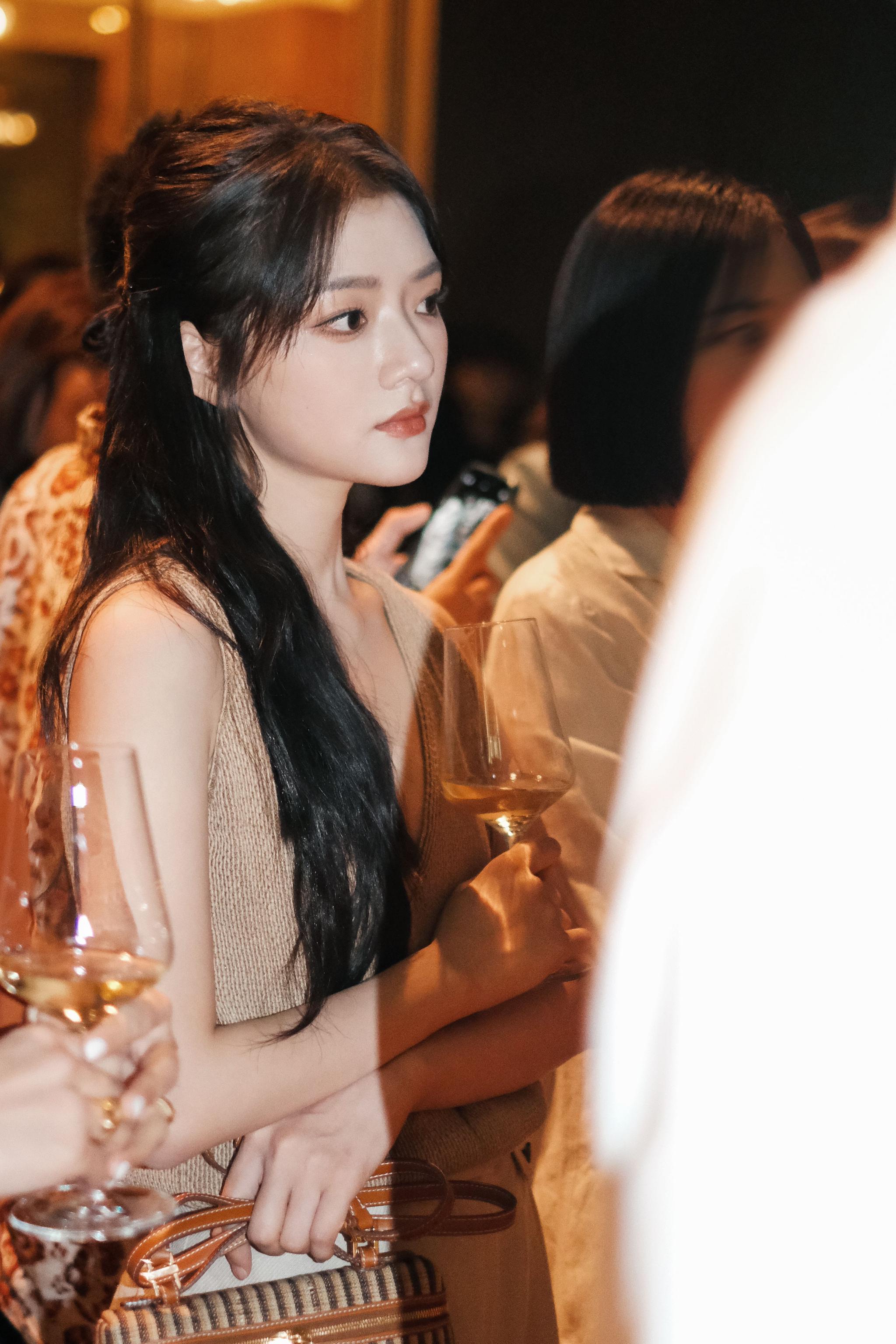 哦莫!长发的任敏真的美到我的心巴上了_高清图集_新浪网