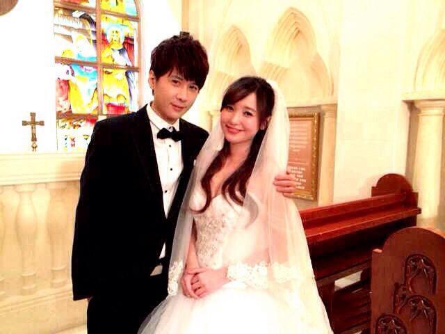 白色情人节也是金莎的生日,李智楠拿着两人的"婚纱照"在线给金莎"求婚