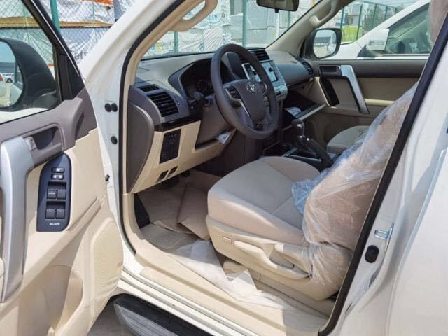 20款霸道4000的内饰布局比现代车型更加细腻,整个布局合理紧凑,按钮