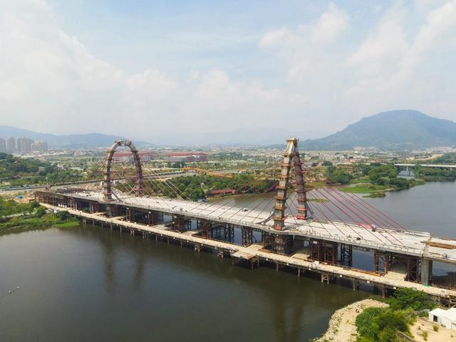 福建漳州这座跨江大桥靠32条钢索牵起"时空之门"