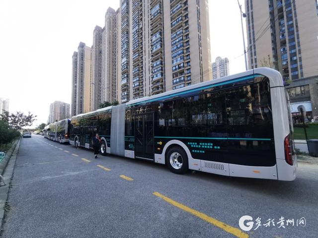 百万级公交豪车黑金刚正式发车底盘可自动升降