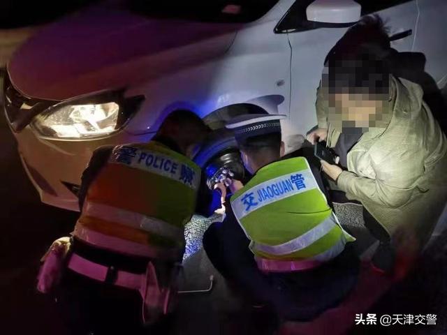 人口巡查警察_“不要反抗!”郑州交警巡查,顺便抓了个在逃人员!嫌疑人趁夜色