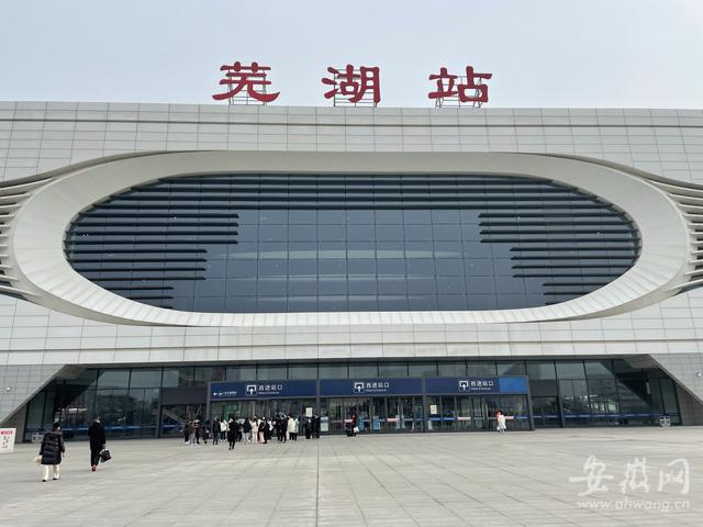 在芜湖火车站东广场,记者发现前往火车站的人流和车辆并不多.