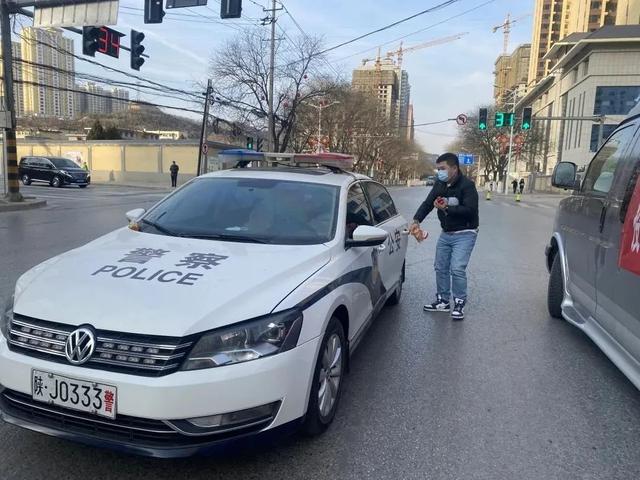 人间烟火气的背面，是他们逆行负重的身影休闲区蓝鸢梦想 - Www.slyday.coM