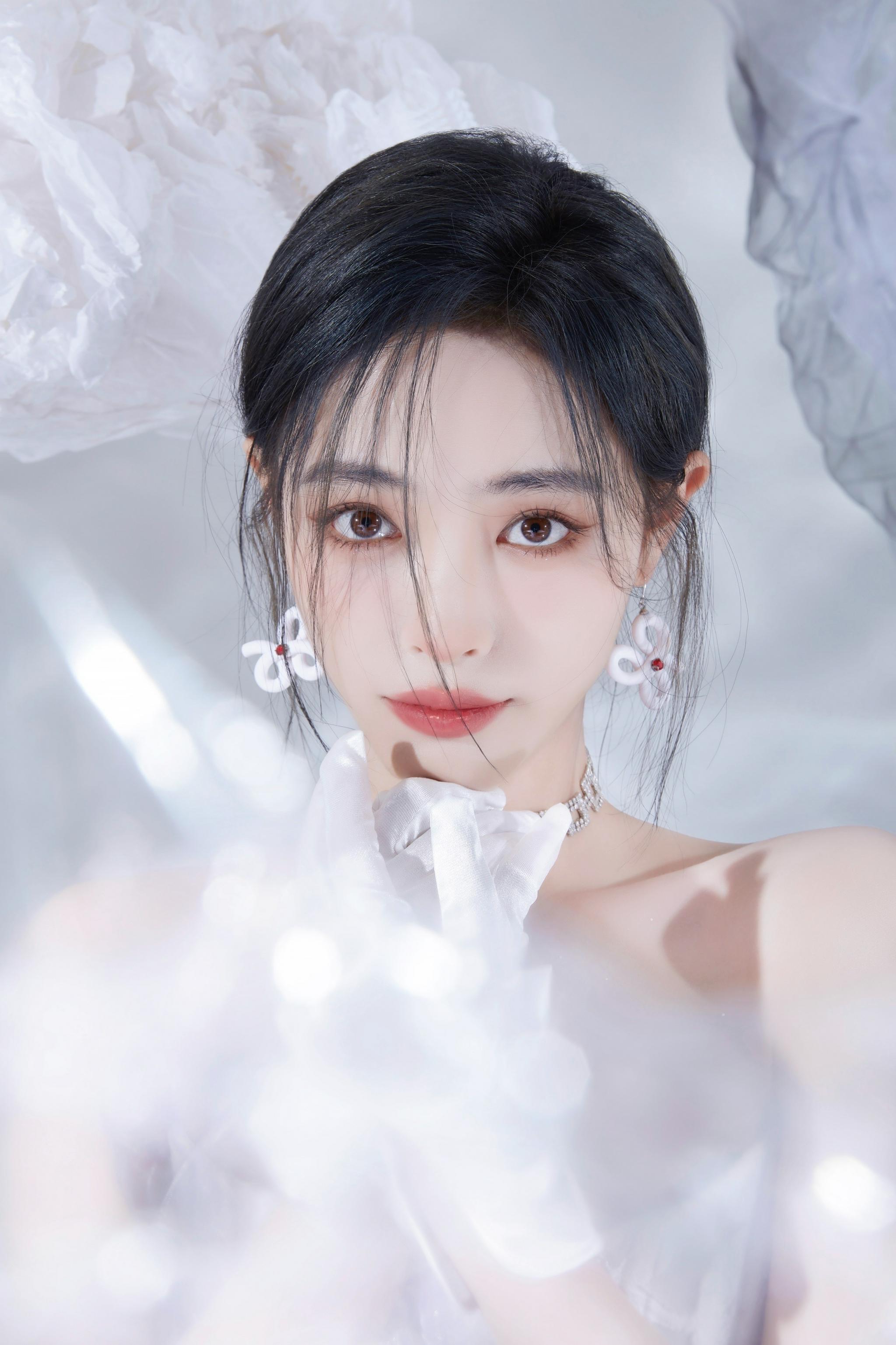 许佳琪黑白写真大片再更新黑白切换