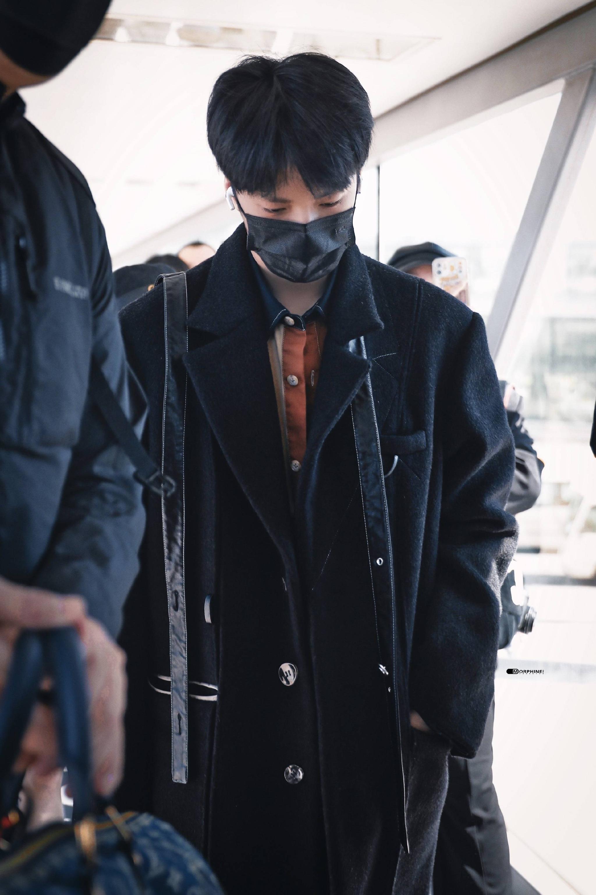 刘耀文今日份机场出发新发型好可爱好清爽