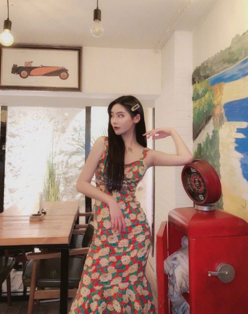 杨馥宇大胆秀美人站姿却忘记穿小吊带抬手那刻全网呆住