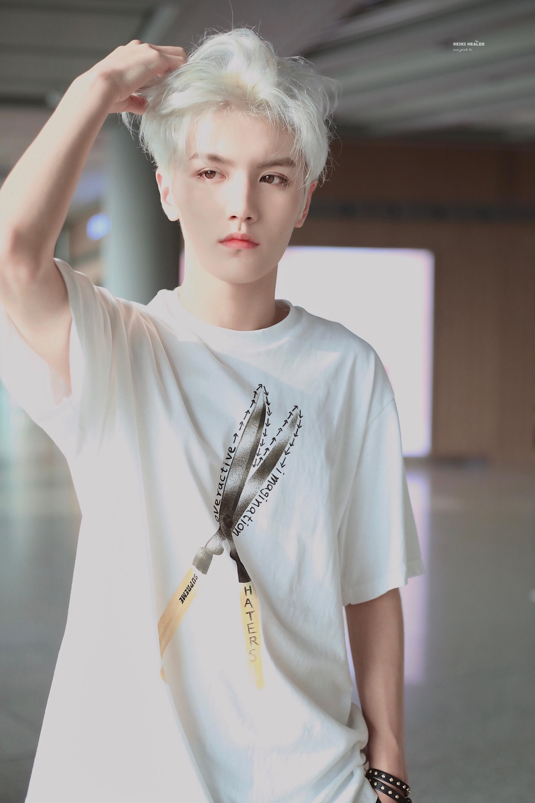 拍到灵超在电梯里抽烟?这是在抽烟吗?粉丝说他没在抽烟