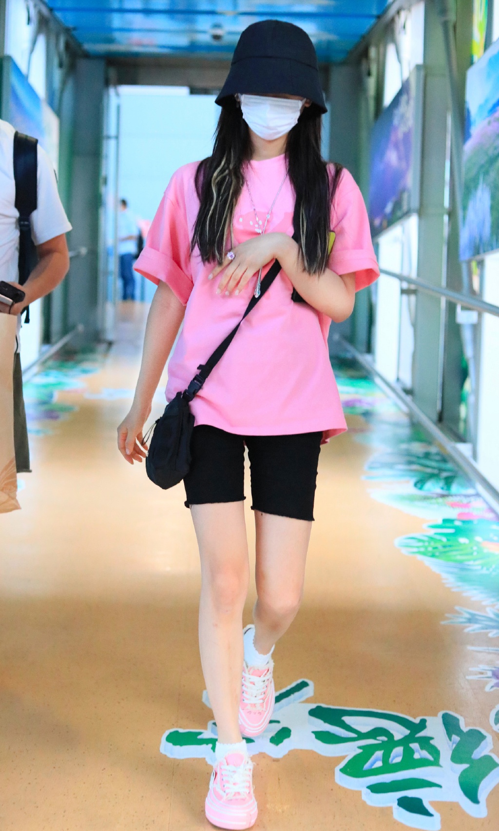 杨超越遮挡严实,穿粉色t恤配骑行裤,标志性"漫画腿"太撩人了