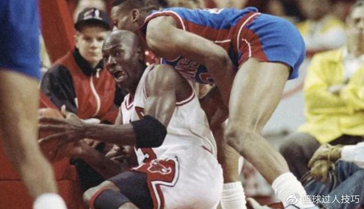 图看当年NBA各队对乔丹的防守有多狠?一个上篮对手三个人来防休闲区蓝鸢梦想 - Www.slyday.coM 图看当年NBA各队对乔丹的防守有多狠?一个上篮对手三个人来防休闲区蓝鸢梦想 - Www.slyday.coM
