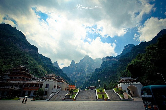 张家界我去过两次,第一次是自己报旅行社跟团去的,感觉除了购物和赶