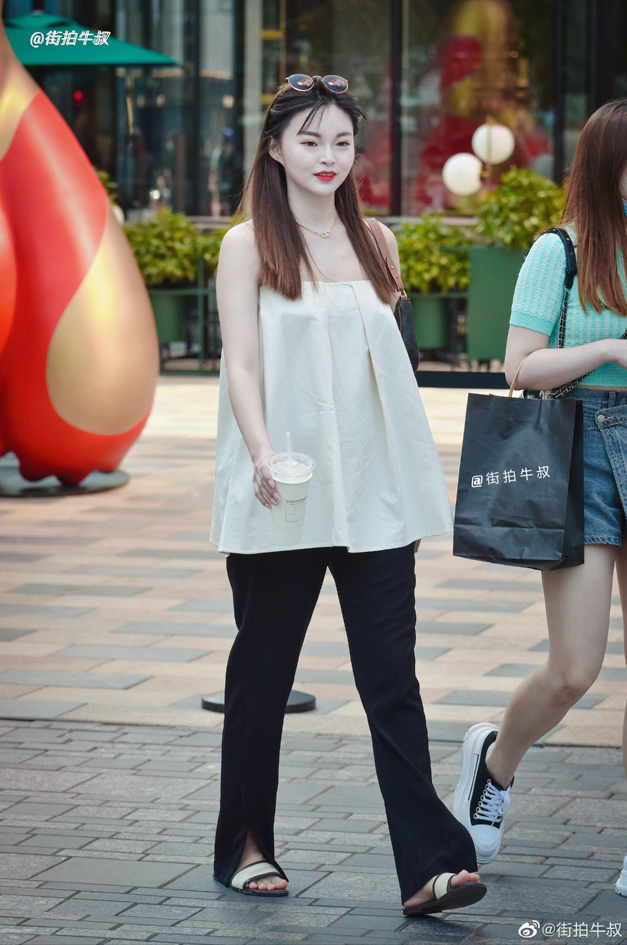 美女穿着漂亮的一字肩蓬蓬衫出街