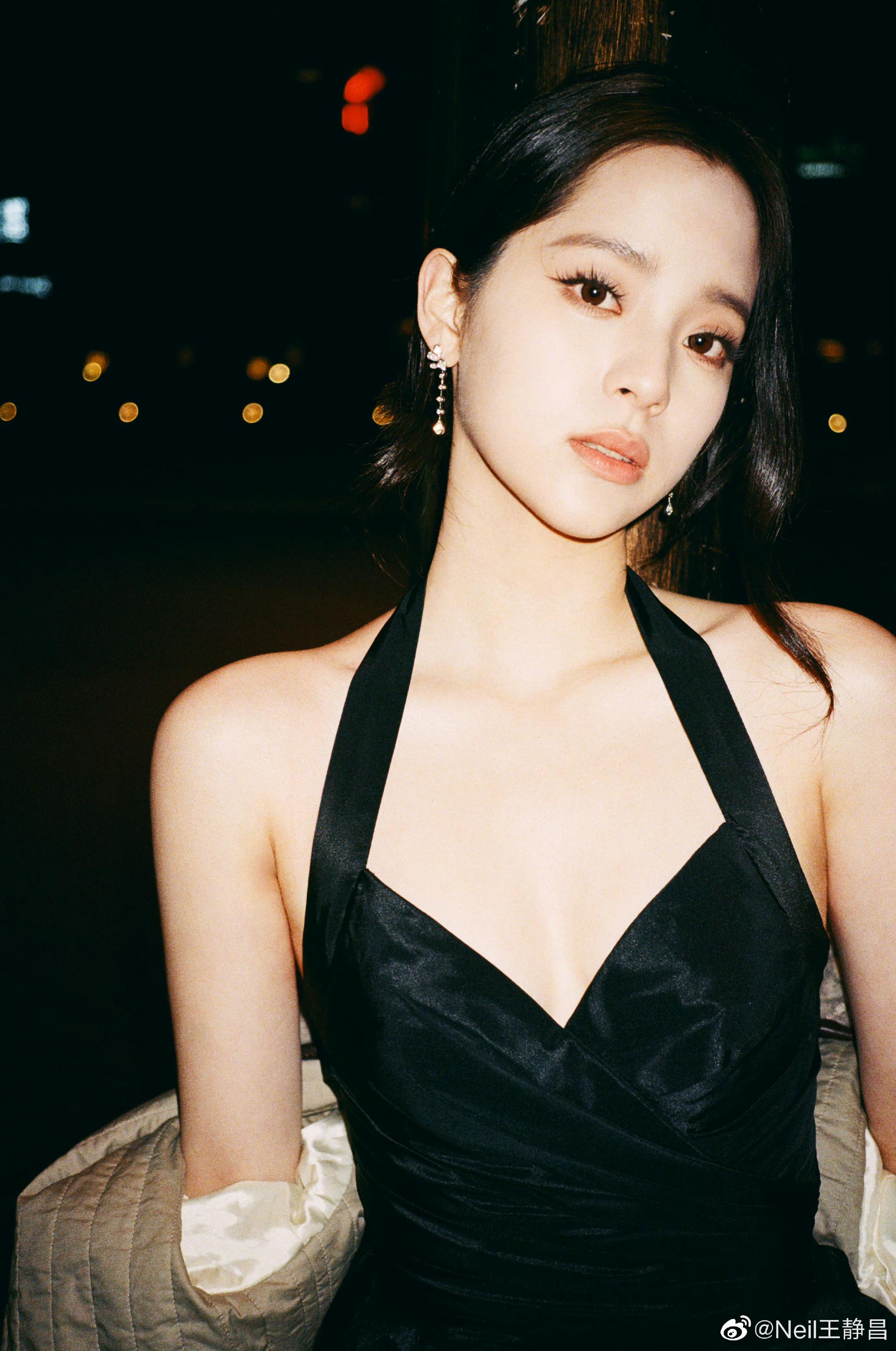 欧阳娜娜今日造型,性感,大气的黑色礼服裙