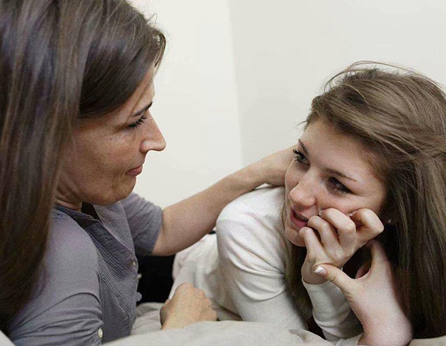 女孩被男孩偷亲吓得崩溃大哭男孩母亲孩子能有什么坏心思