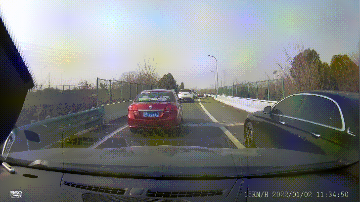 放假了就“撒欢”？@鄂A55H95、鄂A1306Q，你们都被拍了！休闲区蓝鸢梦想 - Www.slyday.coM